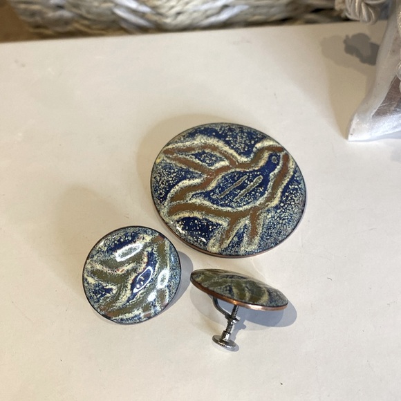 Vintage R. Perrier enamel  brooch and earrings set - Picture 1 of 9